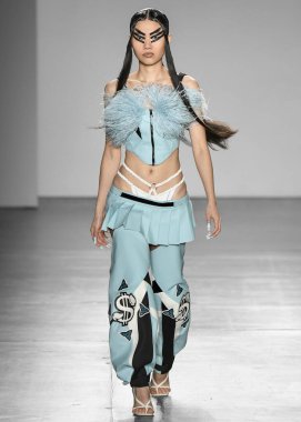 New York, New York - Şubat 09, 2020: Namilia Güz Kış Moda Gösterisi 'nde bir model podyumda yürüyor