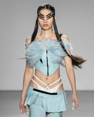 New York, New York - Şubat 09, 2020: Namilia Güz Kış Moda Gösterisi 'nde bir model podyumda yürüyor