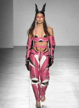 New York, New York - Şubat 09, 2020: Namilia Güz Kış Moda Gösterisi 'nde bir model podyumda yürüyor