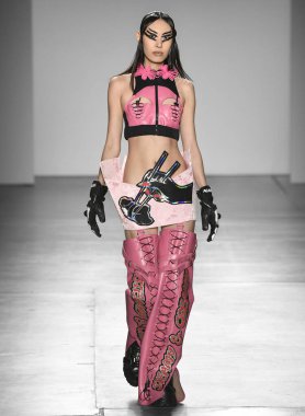 New York, New York - Şubat 09, 2020: Namilia Güz Kış Moda Gösterisi 'nde bir model podyumda yürüyor