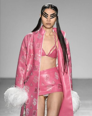 New York, New York - Şubat 09, 2020: Namilia Güz Kış Moda Gösterisi 'nde bir model podyumda yürüyor