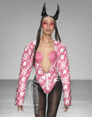 New York, New York - Şubat 09, 2020: Namilia Güz Kış Moda Gösterisi 'nde bir model podyumda yürüyor