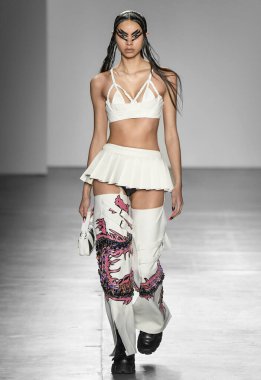 New York, New York - Şubat 09, 2020: Namilia Güz Kış Moda Gösterisi 'nde bir model podyumda yürüyor