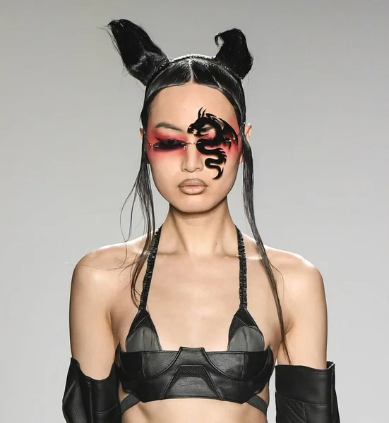 New York, New York - Şubat 09, 2020: Namilia Güz Kış Moda Gösterisi 'nde bir model podyumda yürüyor