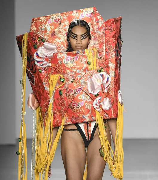 New York, New York - Şubat 09, 2020: Namilia Güz Kış Moda Gösterisi 'nde bir model podyumda yürüyor