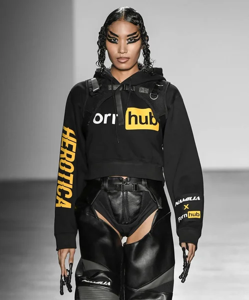 New York, New York - Şubat 09, 2020: Namilia Güz Kış Moda Gösterisi 'nde bir model podyumda yürüyor