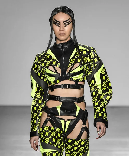 New York, New York - Şubat 09, 2020: Namilia Güz Kış Moda Gösterisi 'nde bir model podyumda yürüyor