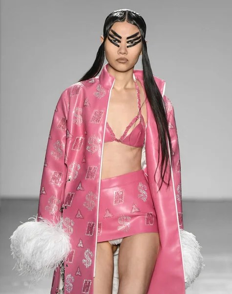 New York, New York - Şubat 09, 2020: Namilia Güz Kış Moda Gösterisi 'nde bir model podyumda yürüyor