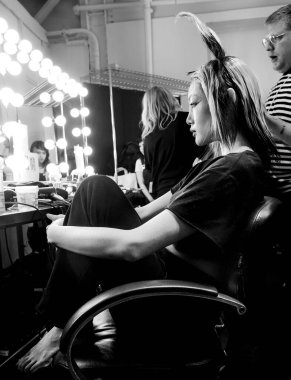 New York, New York - 09 Şubat 2020: New York Moda Haftası sırasında Namilia Güz Kış Şovu için sahne arkasında bir model hazırlanıyor