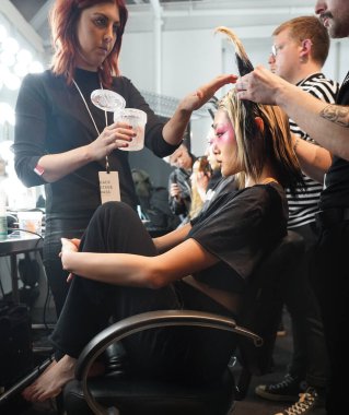 New York, New York - 09 Şubat 2020: New York Moda Haftası sırasında Namilia Güz Kış Şovu için sahne arkasında bir model hazırlanıyor