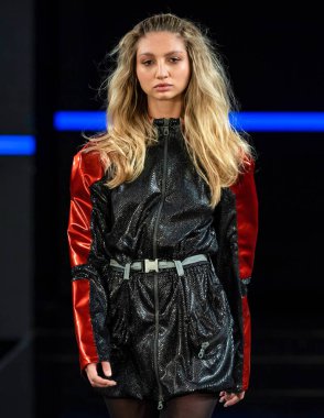 New York, New York - Şubat 08, 2020: Custo Barcelona Kış Şovu 'nda bir model podyumda yürüyor