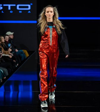 New York, New York - Şubat 08, 2020: Custo Barcelona Kış Şovu 'nda bir model podyumda yürüyor