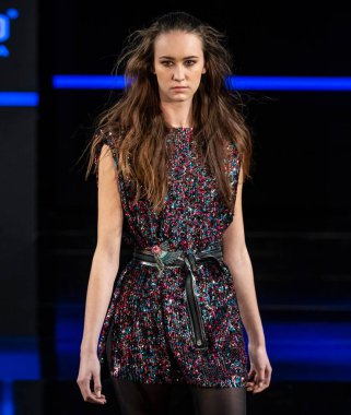 New York, New York - Şubat 08, 2020: Custo Barcelona Kış Şovu 'nda bir model podyumda yürüyor