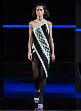 New York, New York - Şubat 08, 2020: Custo Barcelona Kış Şovu 'nda bir model podyumda yürüyor