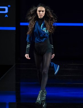 New York, New York - Şubat 08, 2020: Custo Barcelona Kış Şovu 'nda bir model podyumda yürüyor