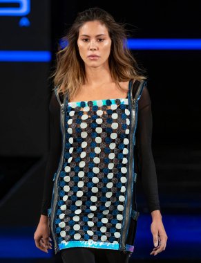 New York, New York - Şubat 08, 2020: Custo Barcelona Kış Şovu 'nda bir model podyumda yürüyor