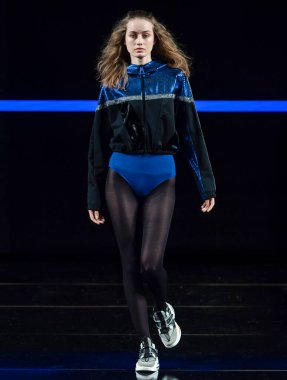 New York, New York - Şubat 08, 2020: Custo Barcelona Kış Şovu 'nda bir model podyumda yürüyor