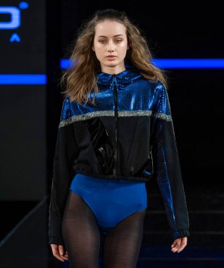 New York, New York - Şubat 08, 2020: Custo Barcelona Kış Şovu 'nda bir model podyumda yürüyor