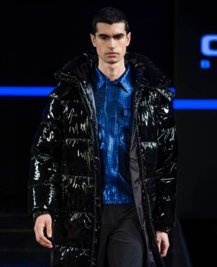 New York, New York - Şubat 08, 2020: Custo Barcelona Kış Şovu 'nda bir model podyumda yürüyor