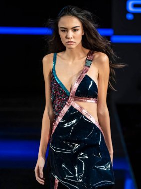 New York, New York - Şubat 08, 2020: Custo Barcelona Kış Şovu 'nda bir model podyumda yürüyor