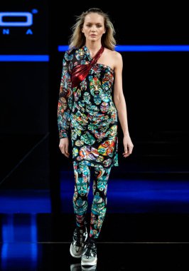 New York, New York - Şubat 08, 2020: Custo Barcelona Kış Şovu 'nda bir model podyumda yürüyor