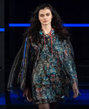 New York, New York - Şubat 08, 2020: Custo Barcelona Kış Şovu 'nda bir model podyumda yürüyor