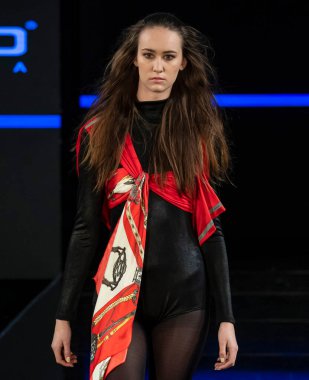 New York, New York - Şubat 08, 2020: Custo Barcelona Kış Şovu 'nda bir model podyumda yürüyor