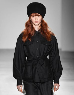 New York, New York - Şubat 06, 2020: Secteur 6. Sonbahar Moda Şovu 'nda bir model podyumda yürüyor