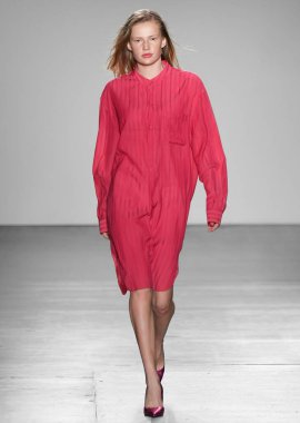 New York, New York - Şubat 06, 2020: Secteur 6. Sonbahar Moda Şovu 'nda bir model podyumda yürüyor