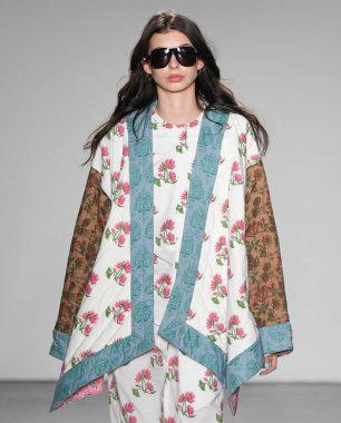 New York, New York - Şubat 06, 2020: Secteur 6. Sonbahar Moda Şovu 'nda bir model podyumda yürüyor