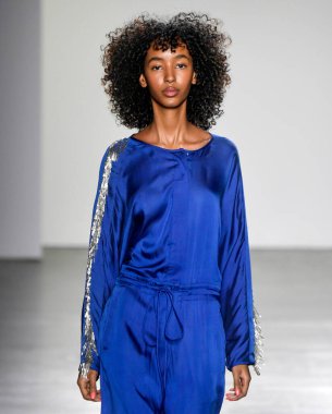 New York, New York - Şubat 06, 2020: Secteur 6. Sonbahar Moda Şovu 'nda bir model podyumda yürüyor