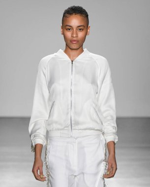 New York, New York - Şubat 06, 2020: Secteur 6. Sonbahar Moda Şovu 'nda bir model podyumda yürüyor