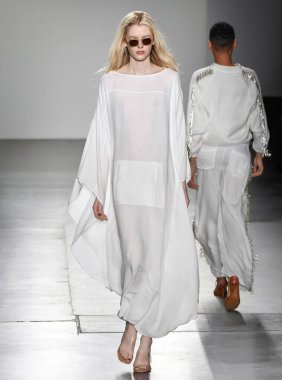 New York, New York - Şubat 06, 2020: Secteur 6. Sonbahar Moda Şovu 'nda bir model podyumda yürüyor