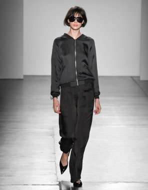 New York, New York - Şubat 06, 2020: Secteur 6. Sonbahar Moda Şovu 'nda bir model podyumda yürüyor