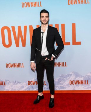 New York, New York - 12 Şubat 2020: Giulio Berruti, SVA Tiyatrosu 'nda Downhill' in galasına katıldı..