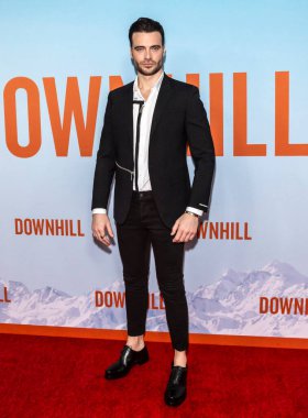 New York, New York - 12 Şubat 2020: Giulio Berruti, SVA Tiyatrosu 'nda Downhill' in galasına katıldı..