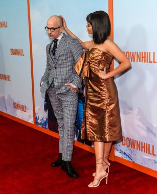 New York, New York - 12 Şubat 2020: Jim Rash ve Zoe Chao 