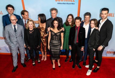 New York, New York - 12 Şubat 2020: Jim Rash, Zach Woods, Nat Faxon, Nancy Utley, Zoe Chao, Will Ferrell, Julia Louis-Dreyfus, Stefani Azpiazu, Ammon Jacon Ford, Anthony Bregman, Julian Grey ve Giulio Berruti SVA Theate 'daki Downhill' in galasına katıldılar.