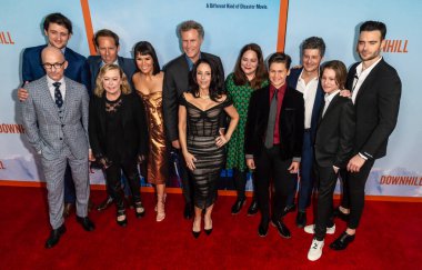 New York, New York - 12 Şubat 2020: Jim Rash, Zach Woods, Nat Faxon, Nancy Utley, Zoe Chao, Will Ferrell, Julia Louis-Dreyfus, Stefani Azpiazu, Ammon Jacon Ford, Anthony Bregman, Julian Grey ve Giulio Berruti SVA Theate 'daki Downhill' in galasına katıldılar.