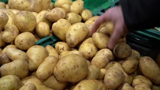 Hombre Toma Patatas Supermercado — Vídeos de Stock