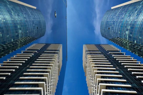 Bottom View Van Moderne Trendy Hoge Wolkenkrabbers Het Zakendistrict Futuristische — Stockfoto