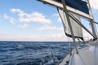 Derin mavi okyanusta yelkenli yelkenli. Büyük bir yat sporu tatili.