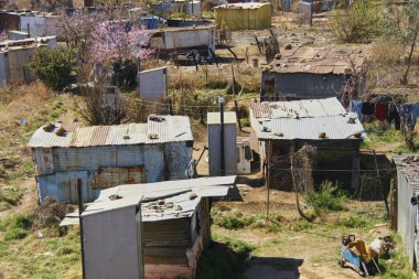 Gecekondu mahallelerinde fakir yaşamak teneke kulübeler Soweto Johannesburg Güney Afrika 'da kulübeler