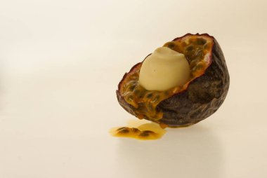 Passion meyveli egzotik beyaz çikolatalı pralin. Passiflora Maracuya. Lezzetli tatlı bonbonu. 