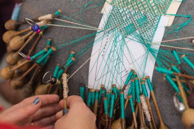 Hırvat kadın bobbin bağcıkları için bir silindir ile orijinal dantel yarattı.