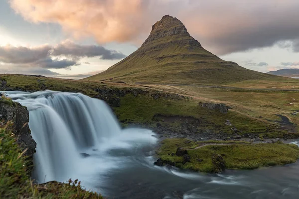 Solnedgång Över Kirkjufellsfoss Vattenfall Och Kirkjufell Berg Island High Dynamic — Stockfoto