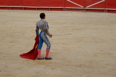 İspanyol matador matador boğa güreşçisi büyük bir arenada geleneksel bir boğa güreşi sergiliyor.