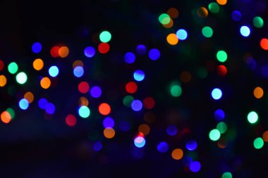 Noel ağacındaki renkli çelenkler