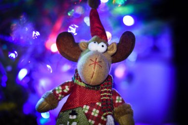 Ağacın altındaki oyuncak geyik