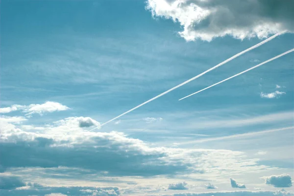 Следы Самолетов Небе — стоковое фото